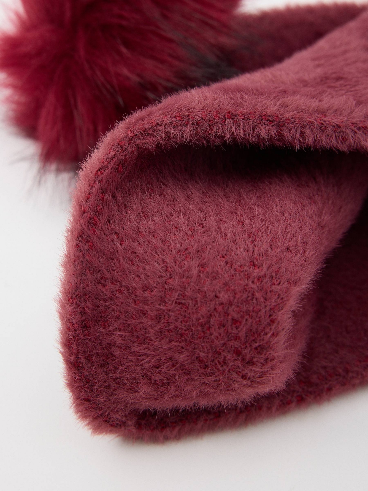 Maroon fur effect cap pink detail view