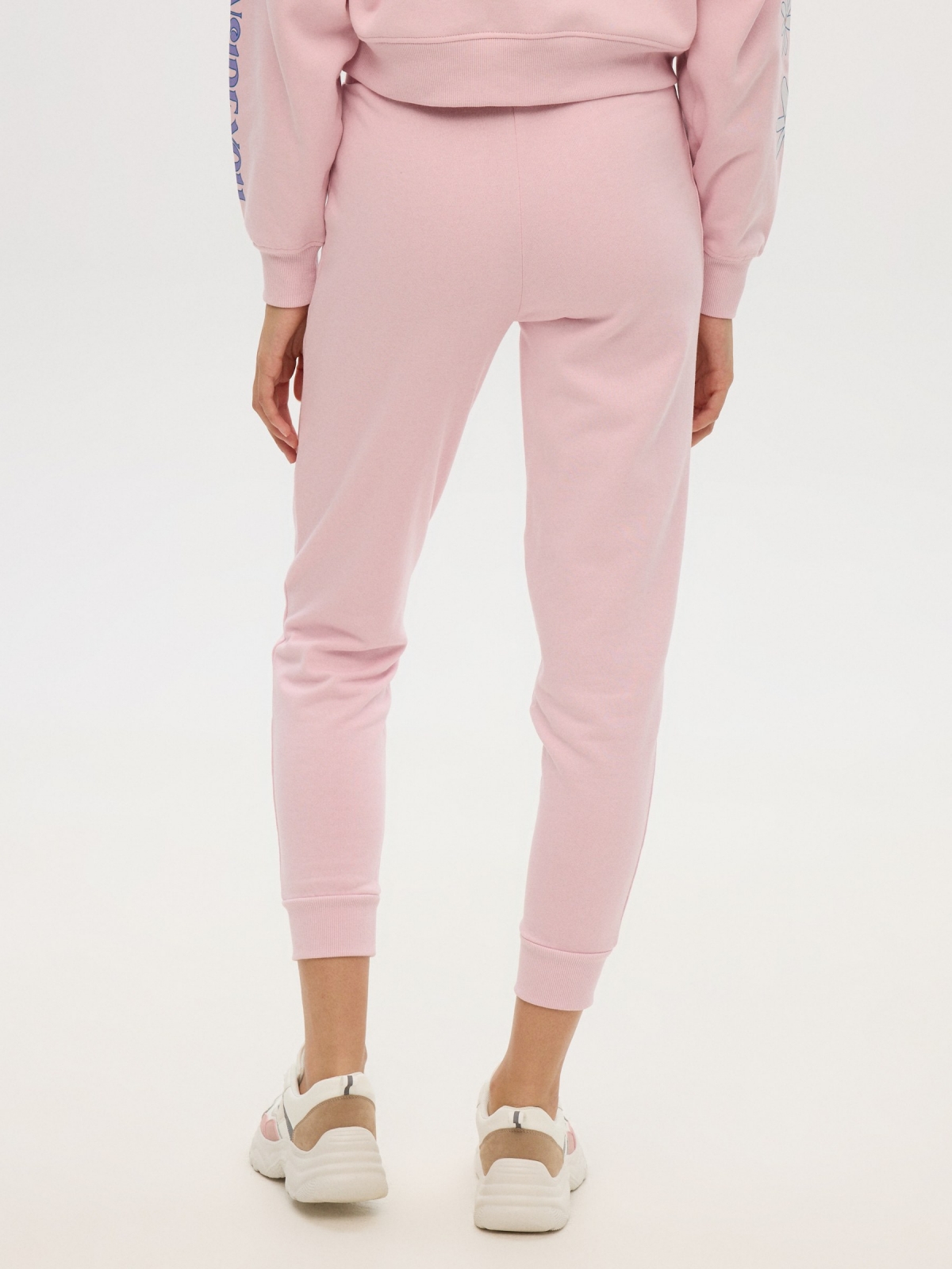 Pantalón jogger rosa estampado rosa claro vista media trasera