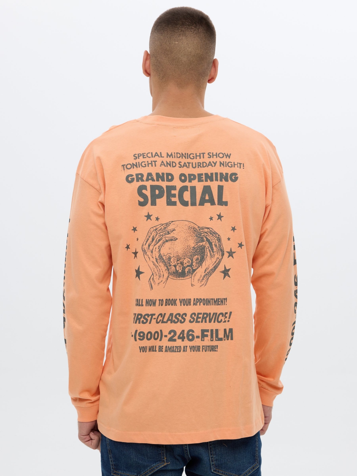 T-shirt de impressão de texto coral vista meia traseira