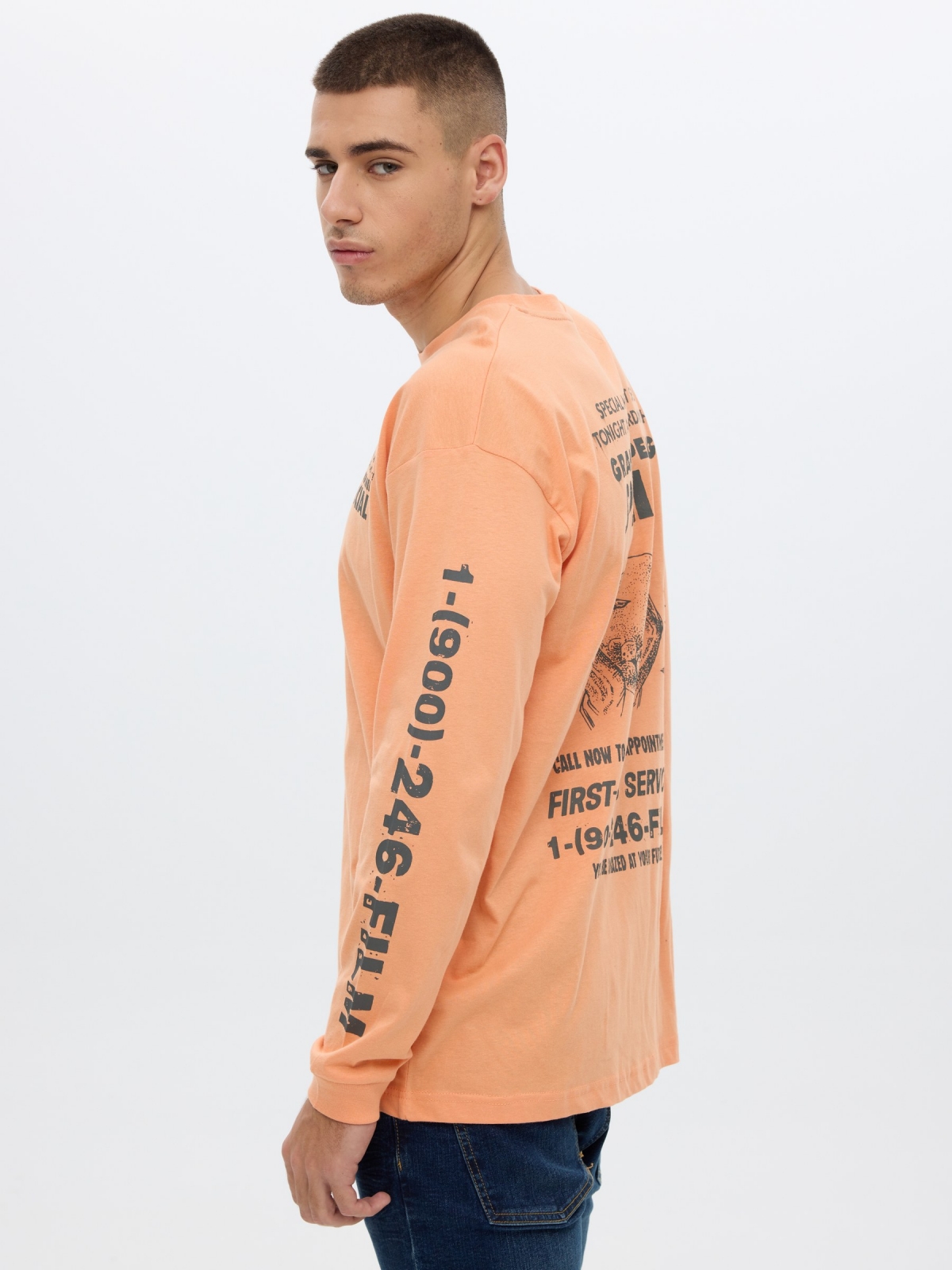 Camiseta print texto coral vista detalle