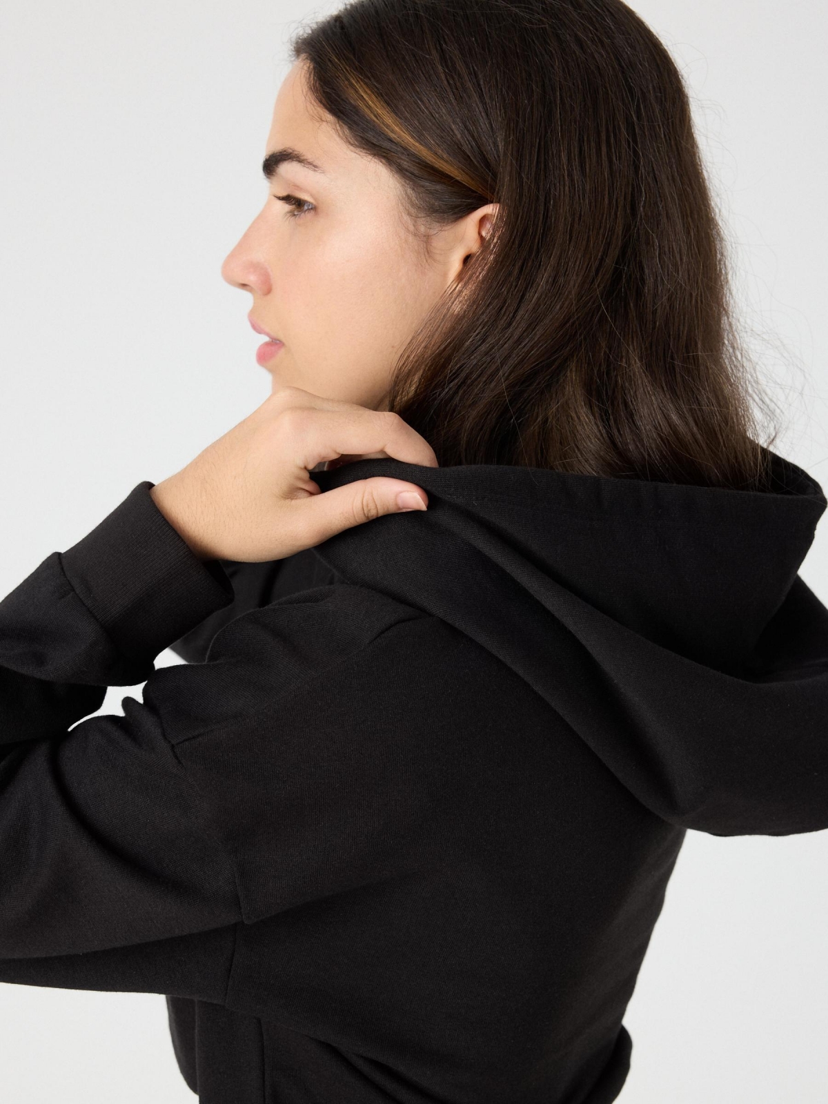 Sweatshirt com capuz preto vista detalhe