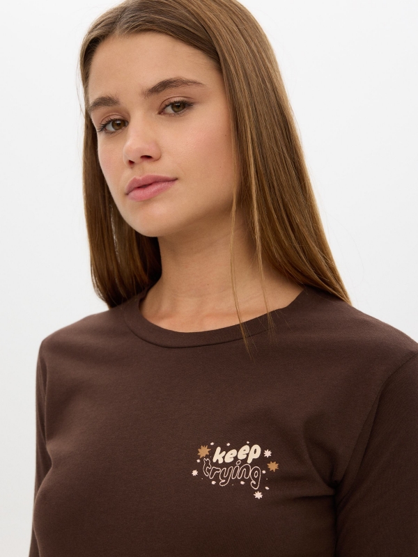 Camiseta con estampado chocolate vista detalle