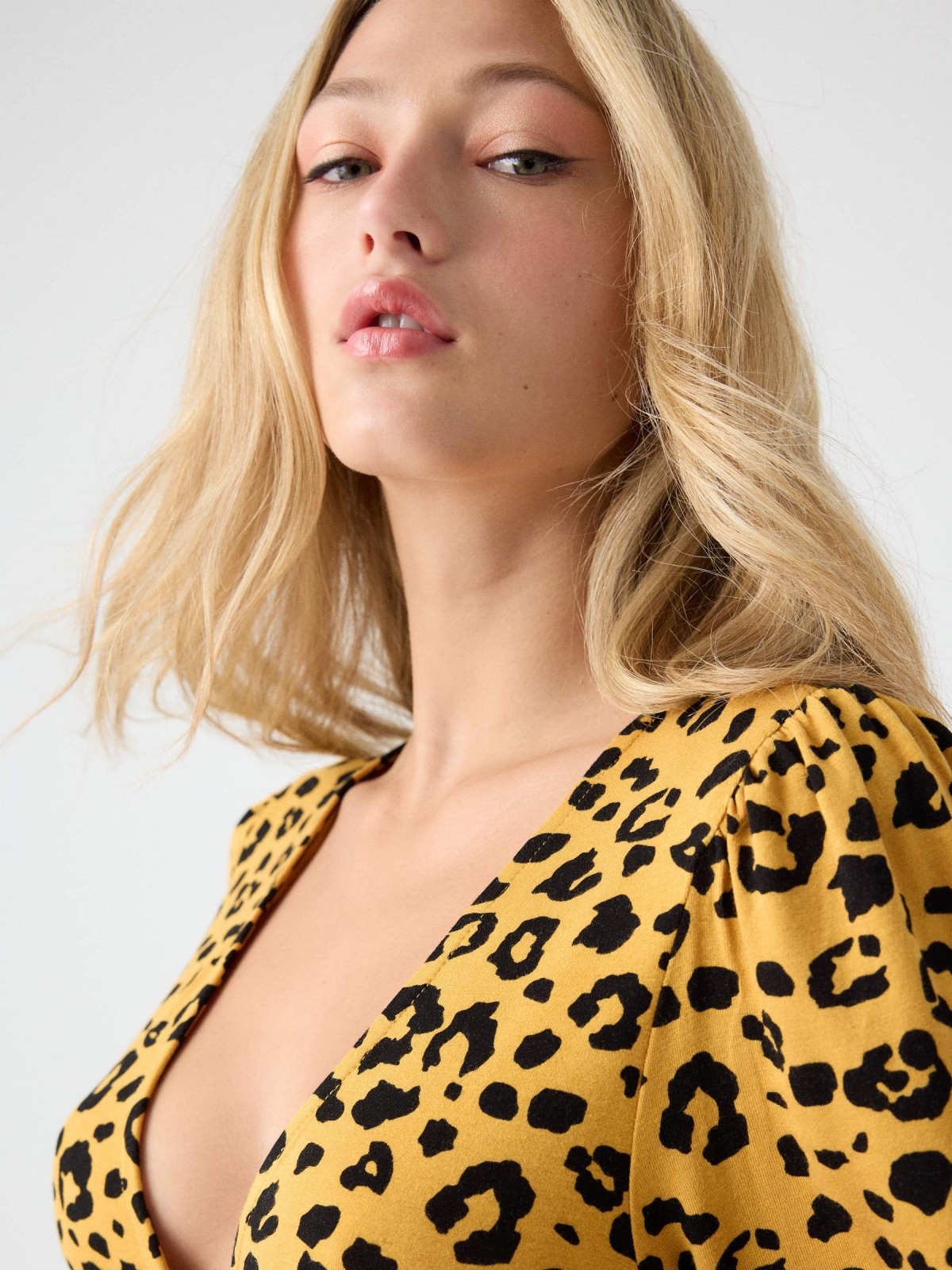 Knotted animal print cropped t-shirt ochre detail view