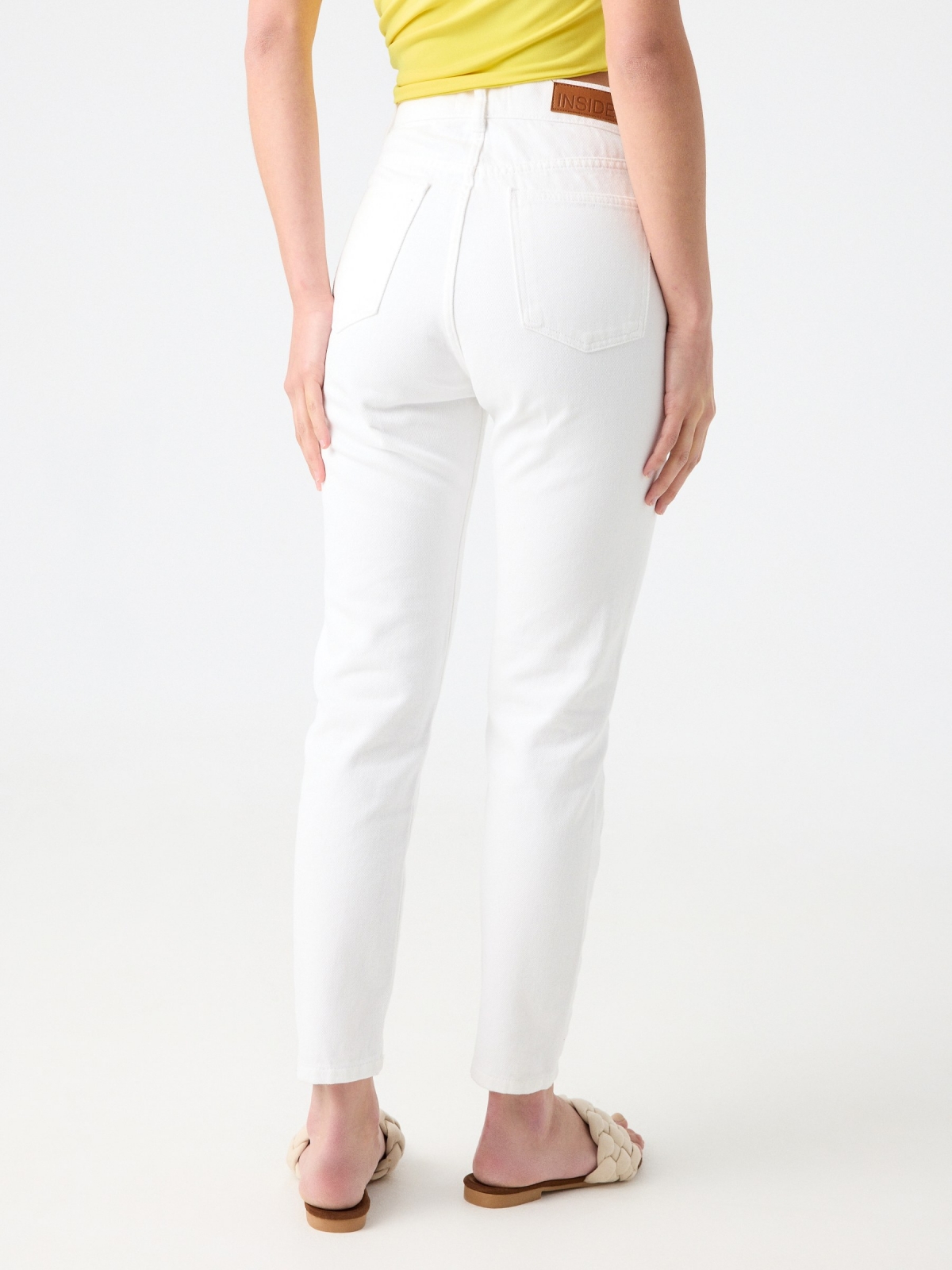 Jeans mom fit blanco tiro alto blanco vista media trasera