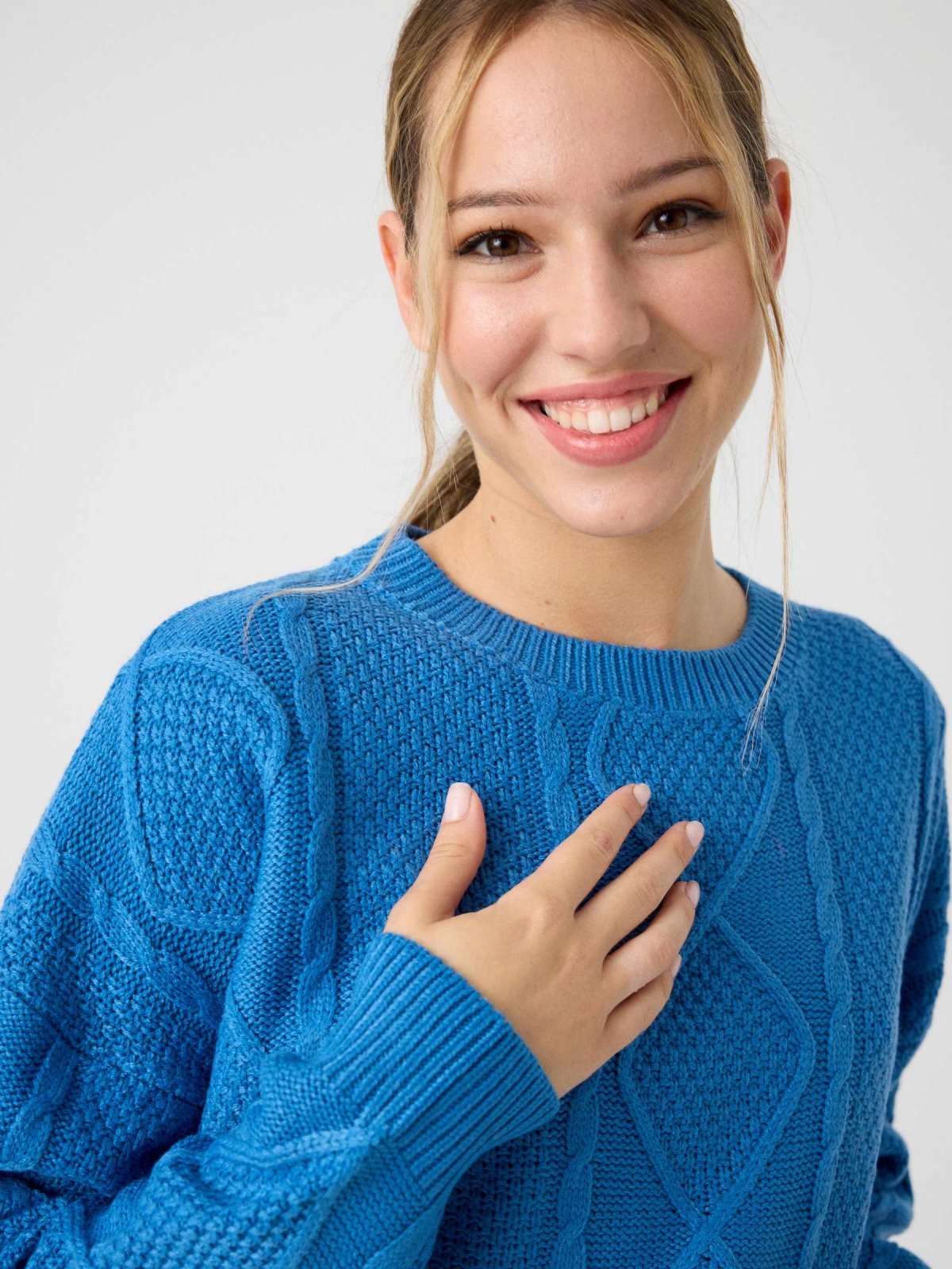 Cable knit sweater blue detail view