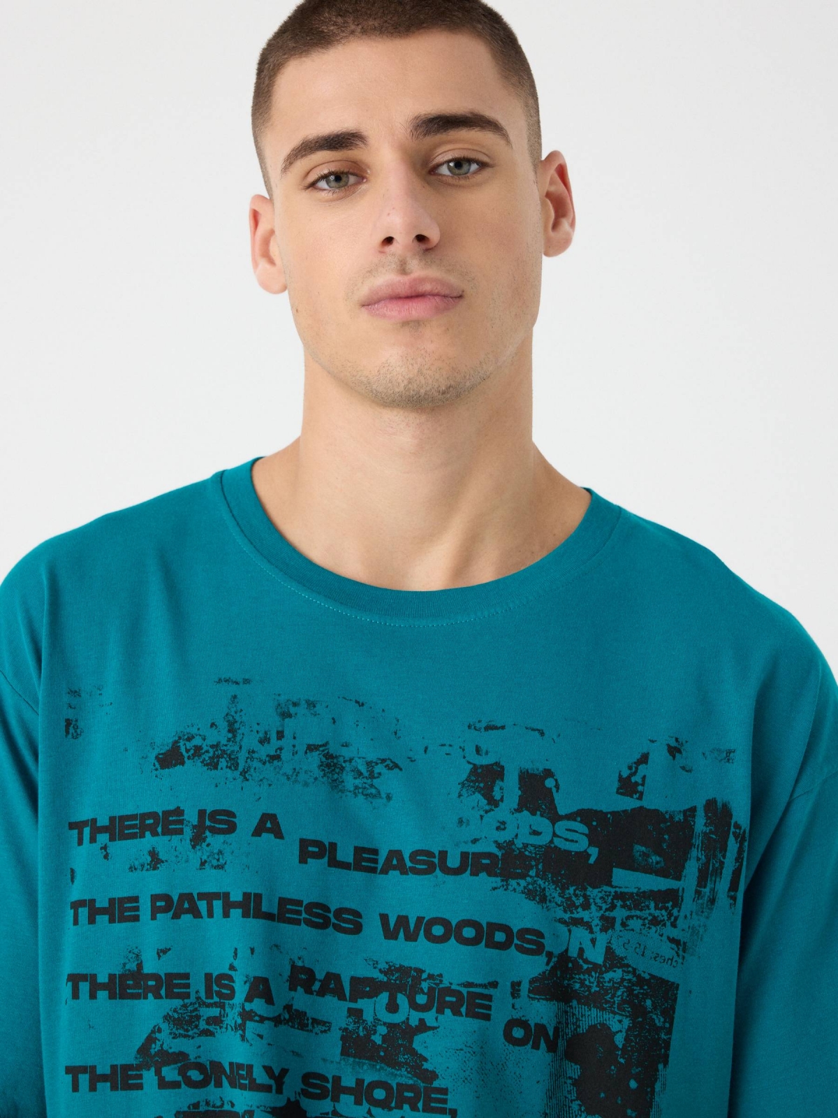 Camiseta print texto esmeralda vista detalle
