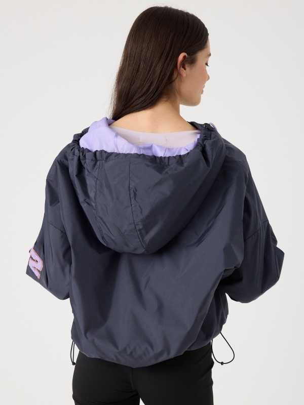 Jaqueta de nylon acolchoada com capuz azul marinho vista meia traseira