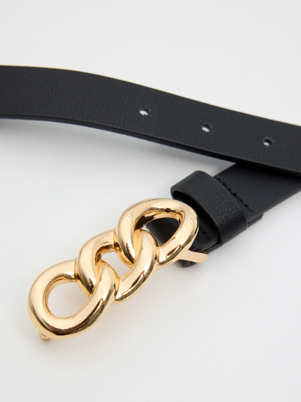 Cinturón hebilla cadena dorada negro vista detalle