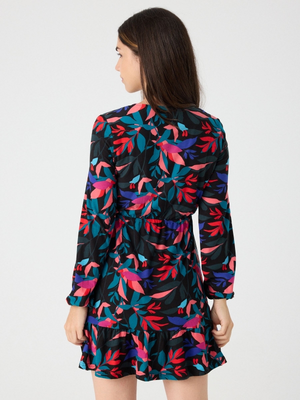 Vestido colorido com estampa de folhas preto vista meia traseira