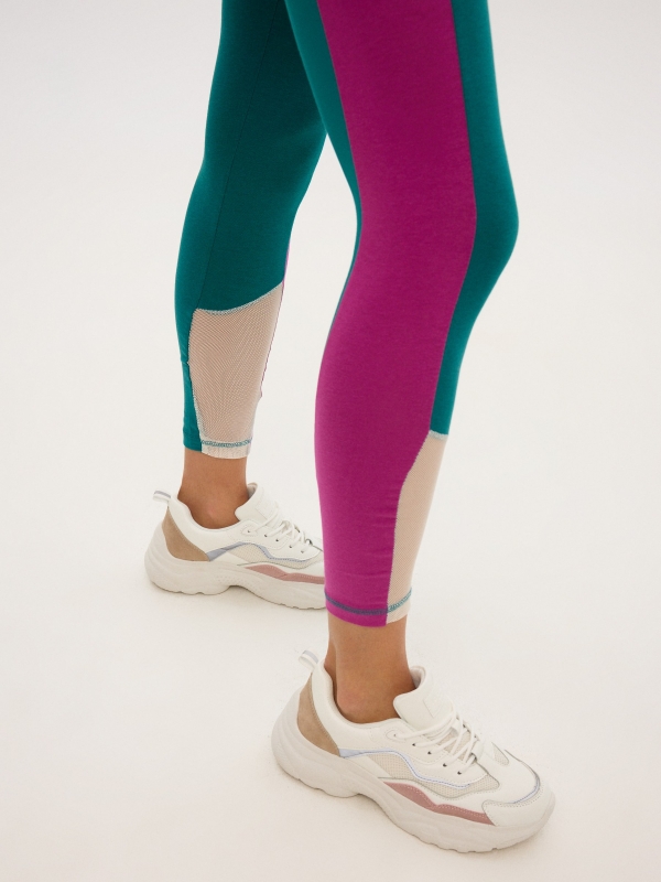 Leggings with print emerald detail view