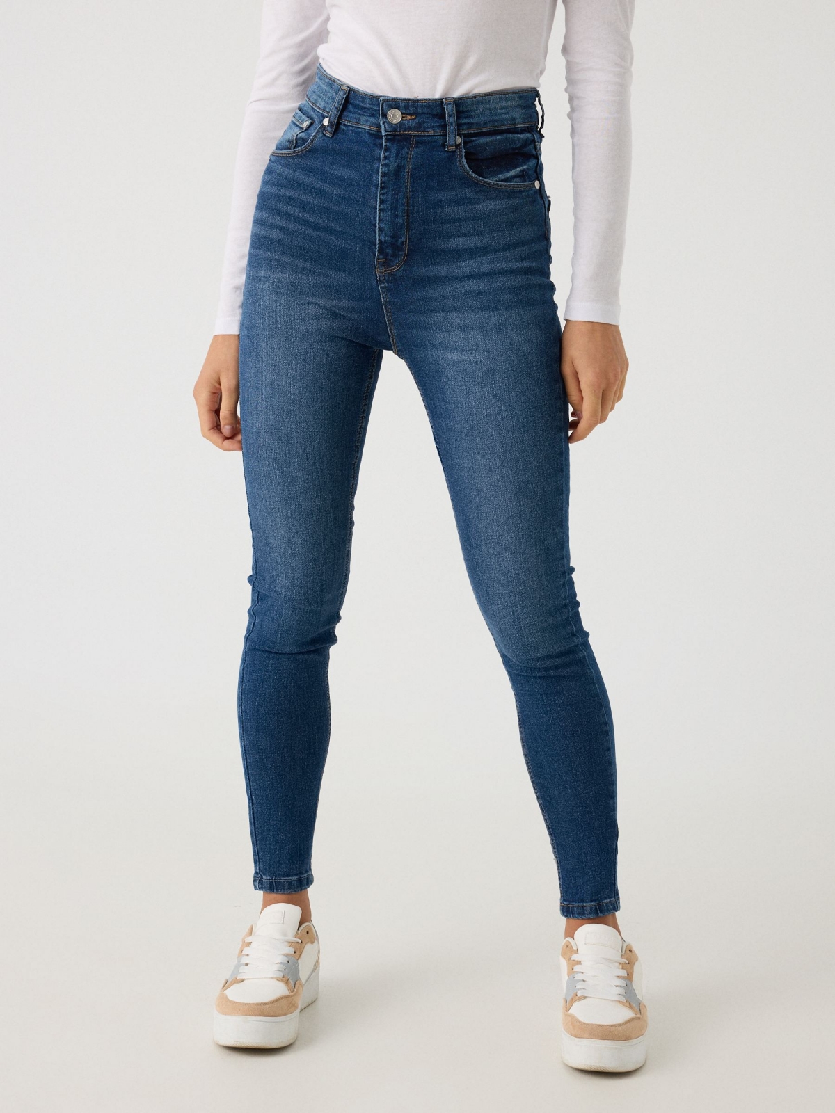 Jeans skinny azul cintura alta com cinco bolsos azul vista meia frontal