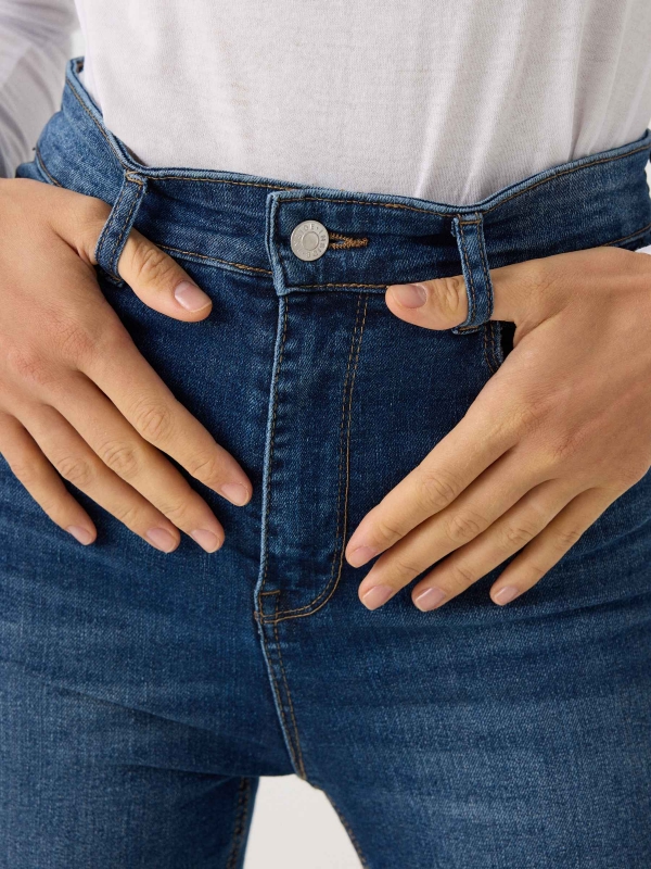 Jeans skinny azul cintura alta com cinco bolsos azul vista detalhe
