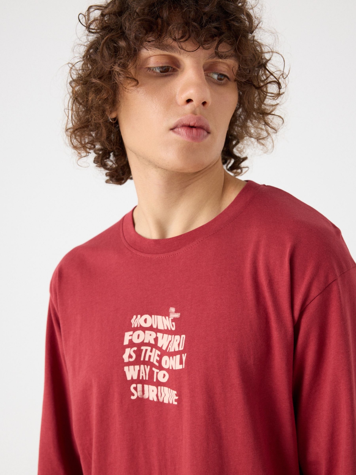 T-shirt com impressão de texto duplo vermelho vista detalhe