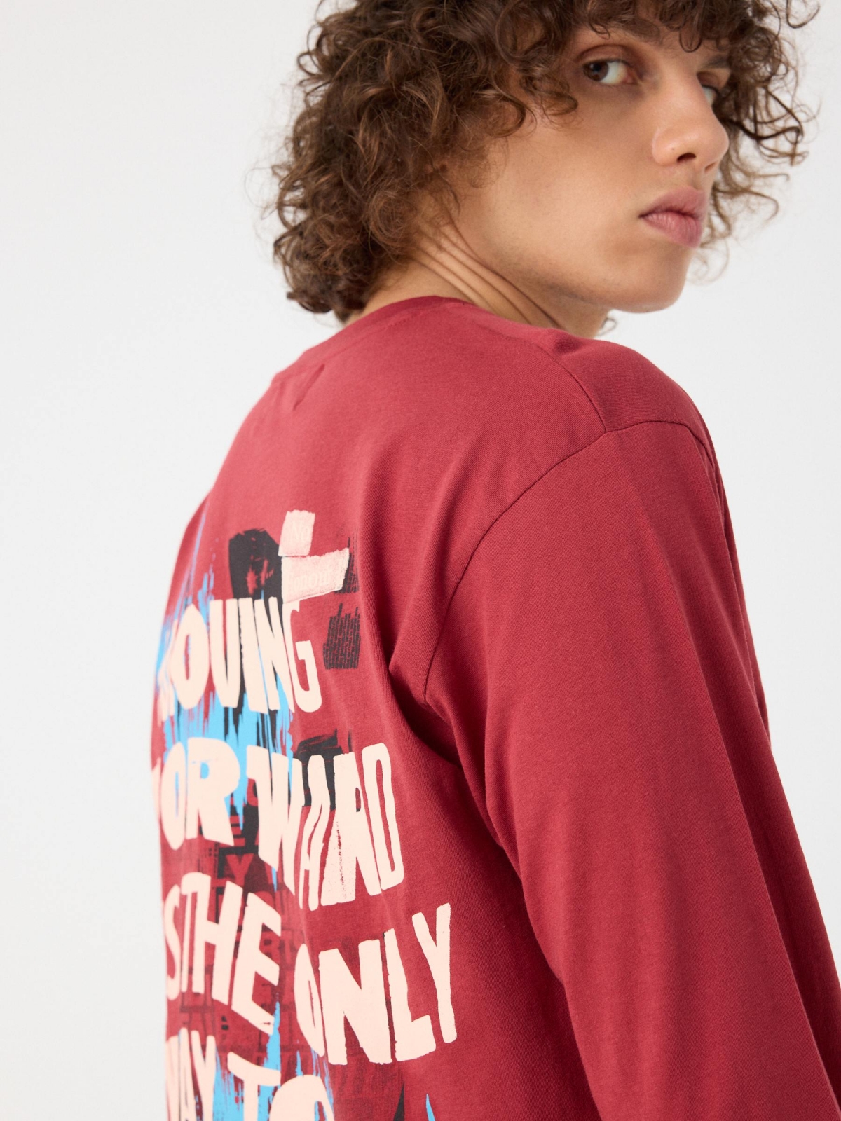 T-shirt com impressão de texto duplo vermelho vista detalhe
