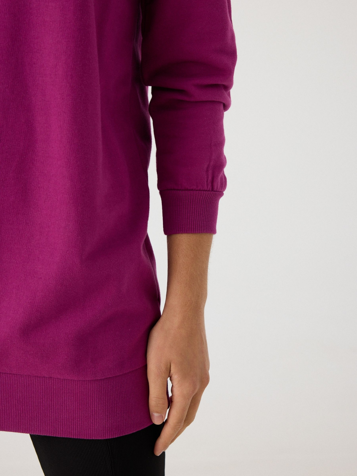 Sweatshirt oversized vestido fúcsia vista detalhe
