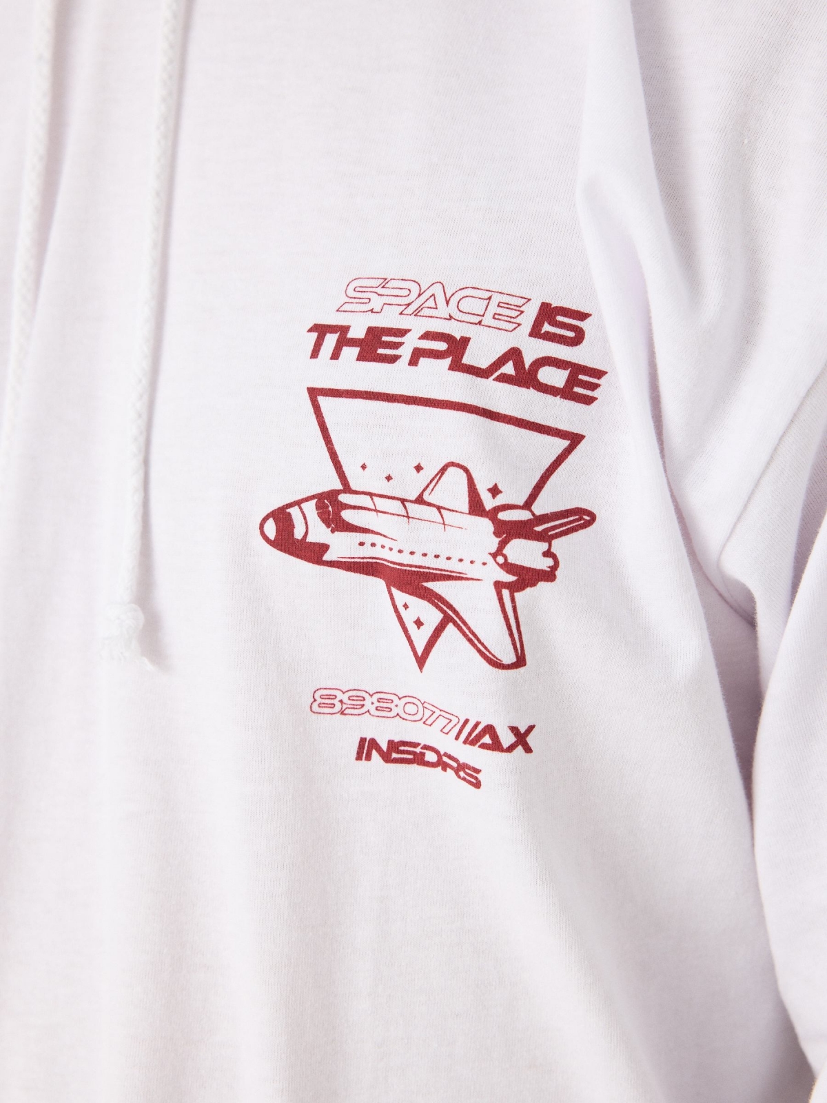 T-shirt com capuz com estampa espacial branco vista detalhe