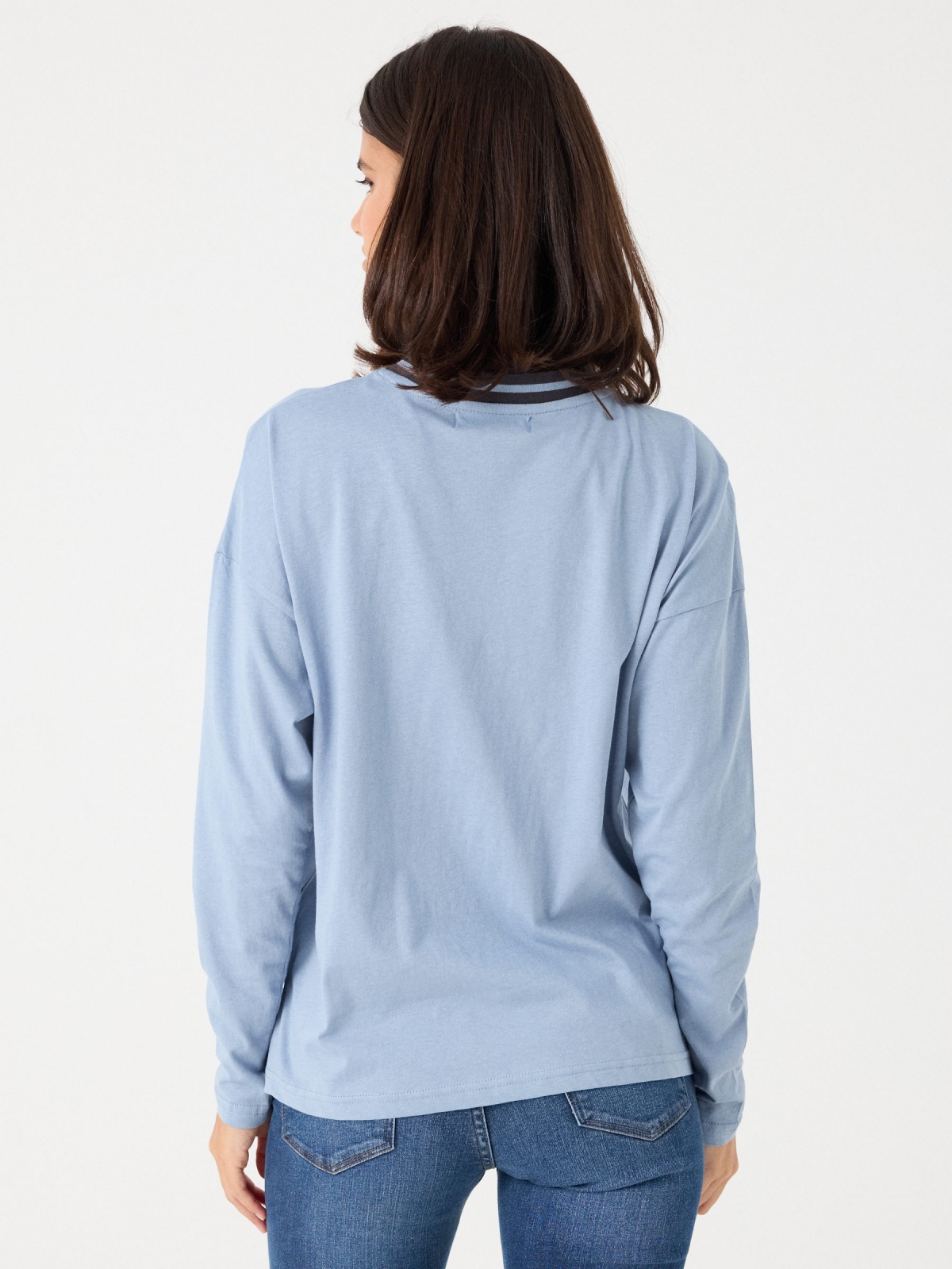T-shirt estampada gola canelada azul claro vista meia traseira