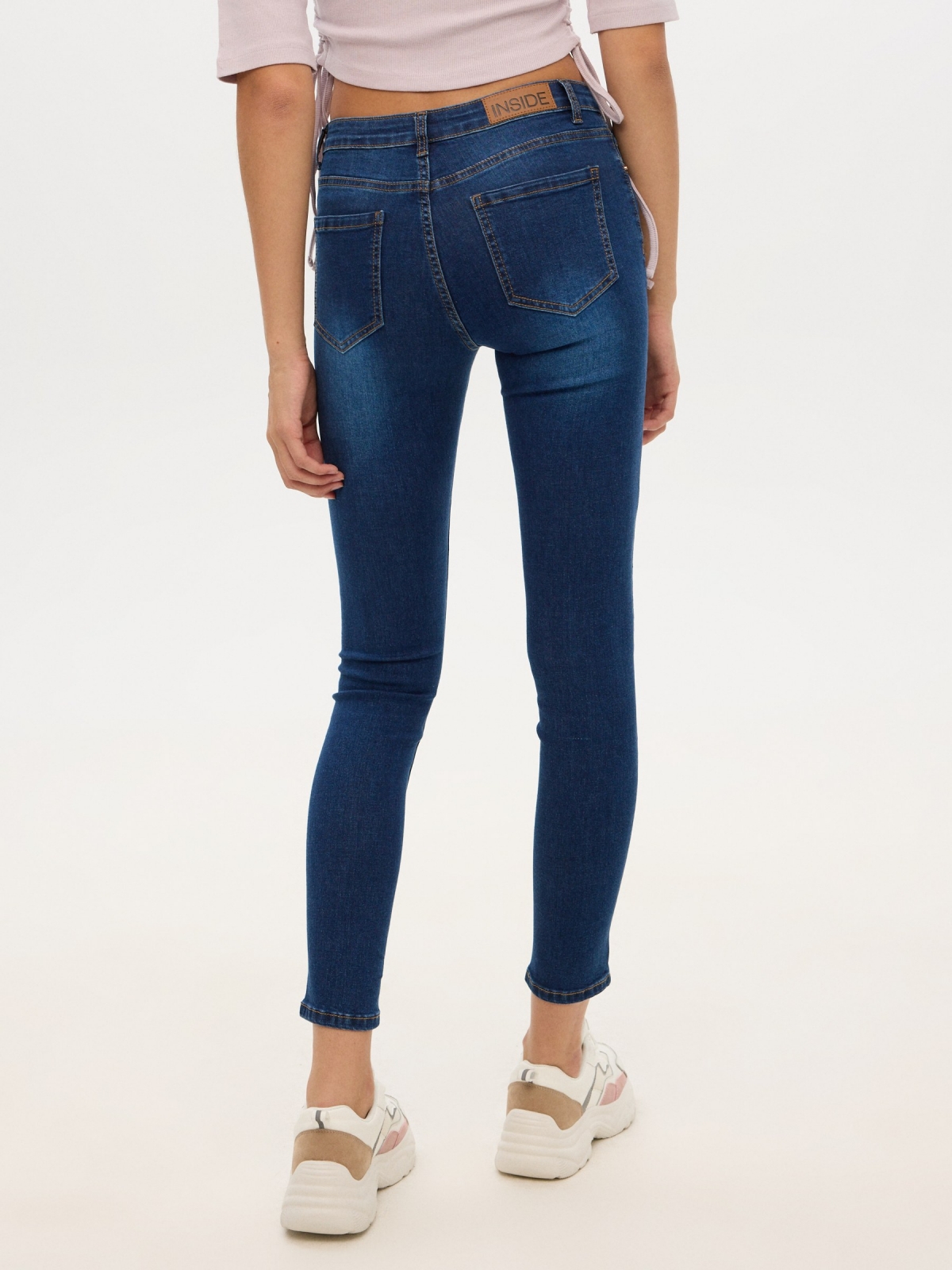 Jeans skinny mid rise azul vista meia traseira