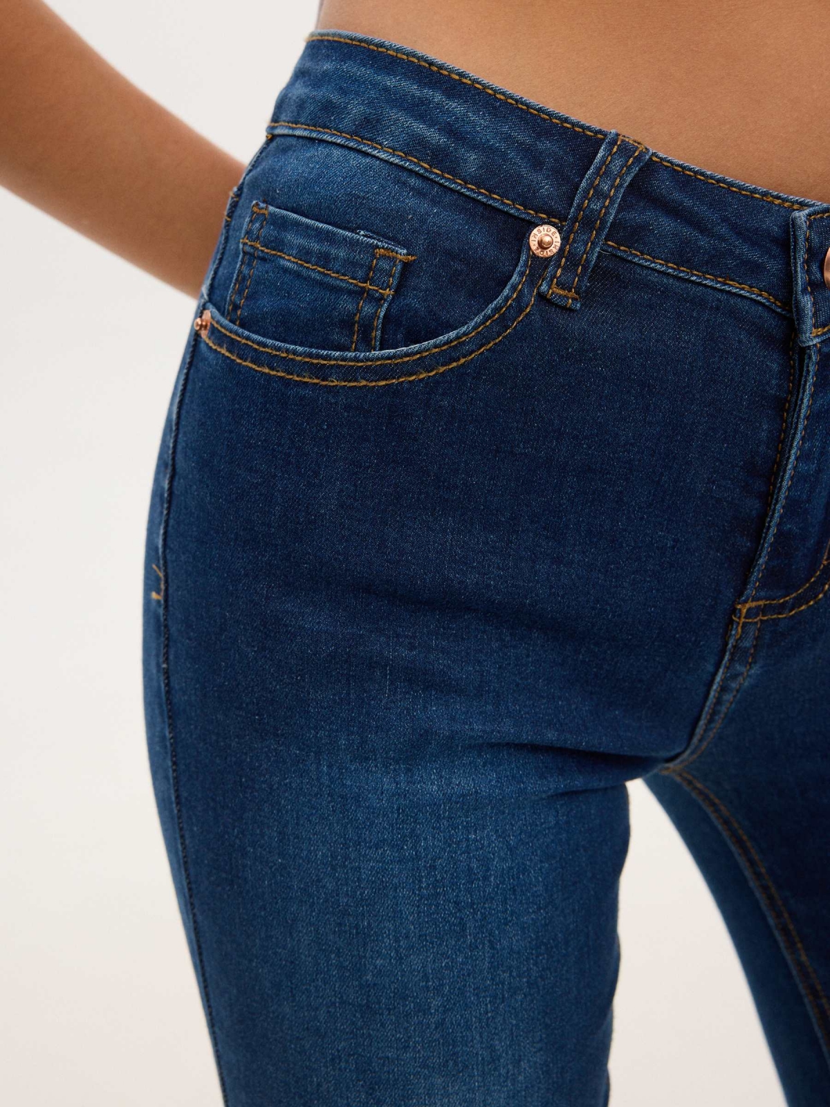 Jeans skinny mid rise azul vista detalhe