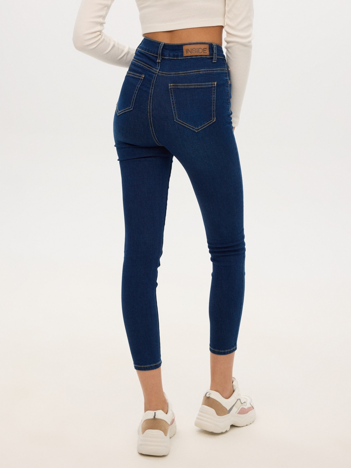 Jeans skinny high rise azul vista meia traseira