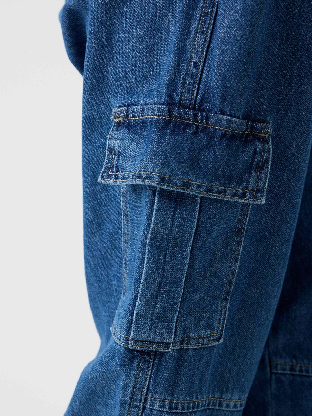 Jeans cargo slouchy azul vista detalhe