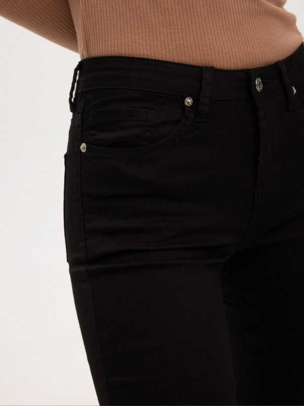 Jeans skinny mid rise preto vista detalhe