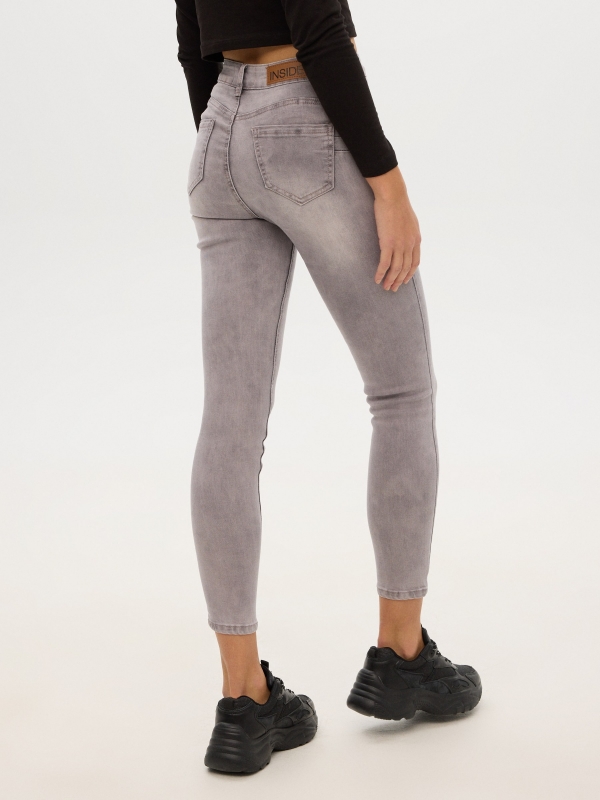 Jeans skinny push up cinza claro vista meia traseira