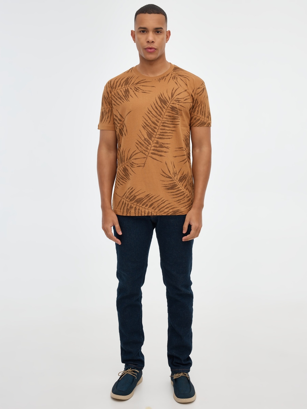 Camiseta print hojas palmeras marrón claro vista general frontal