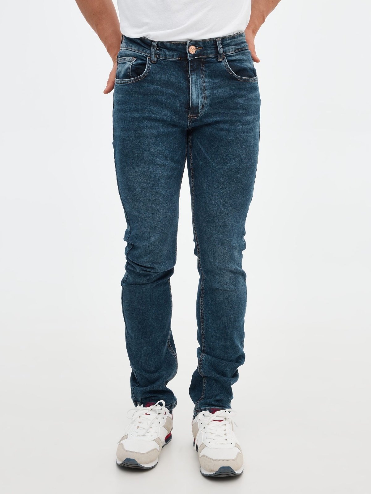 Jeans regular básicos azul vista media trasera
