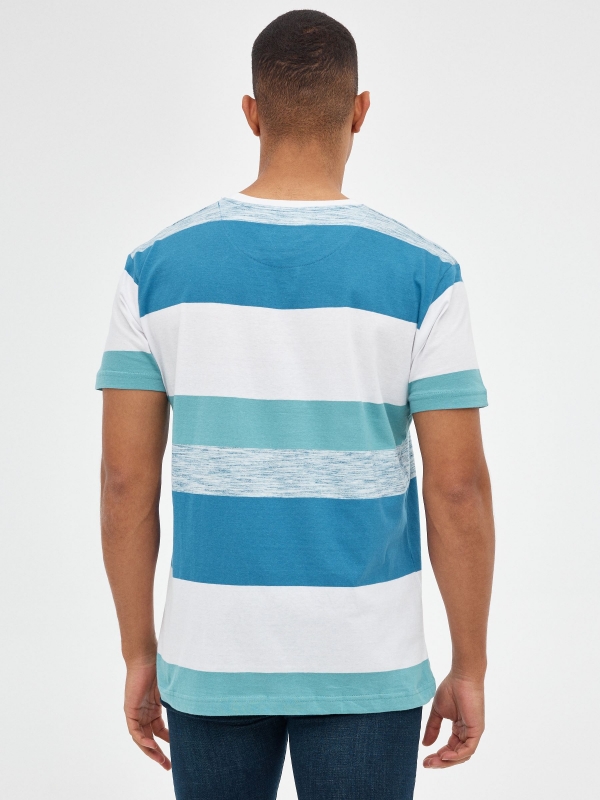 T-shirt estampada às riscas azul vista meia traseira
