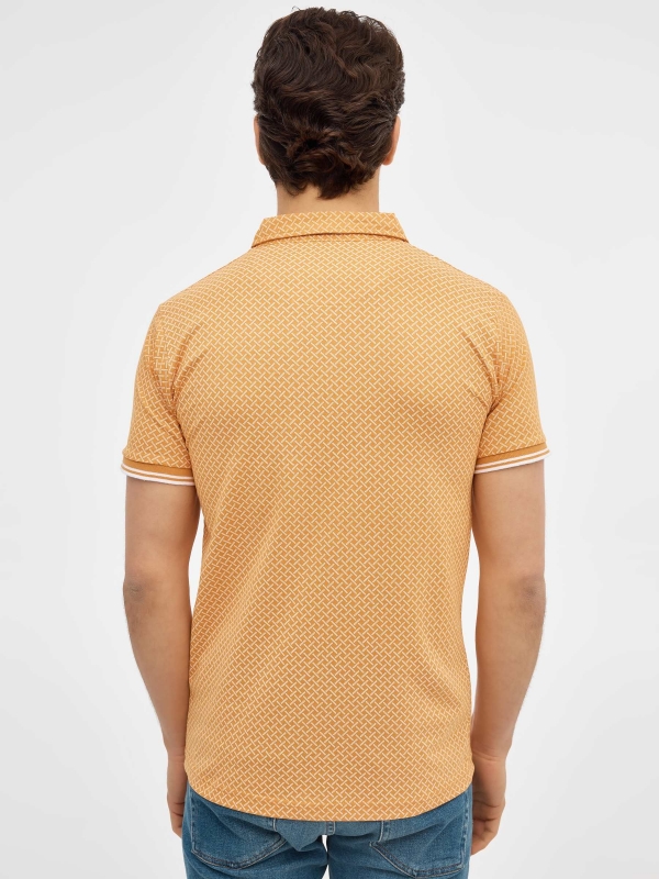 Camisa pólo de impressão geométrica amarela ocre vista meia traseira