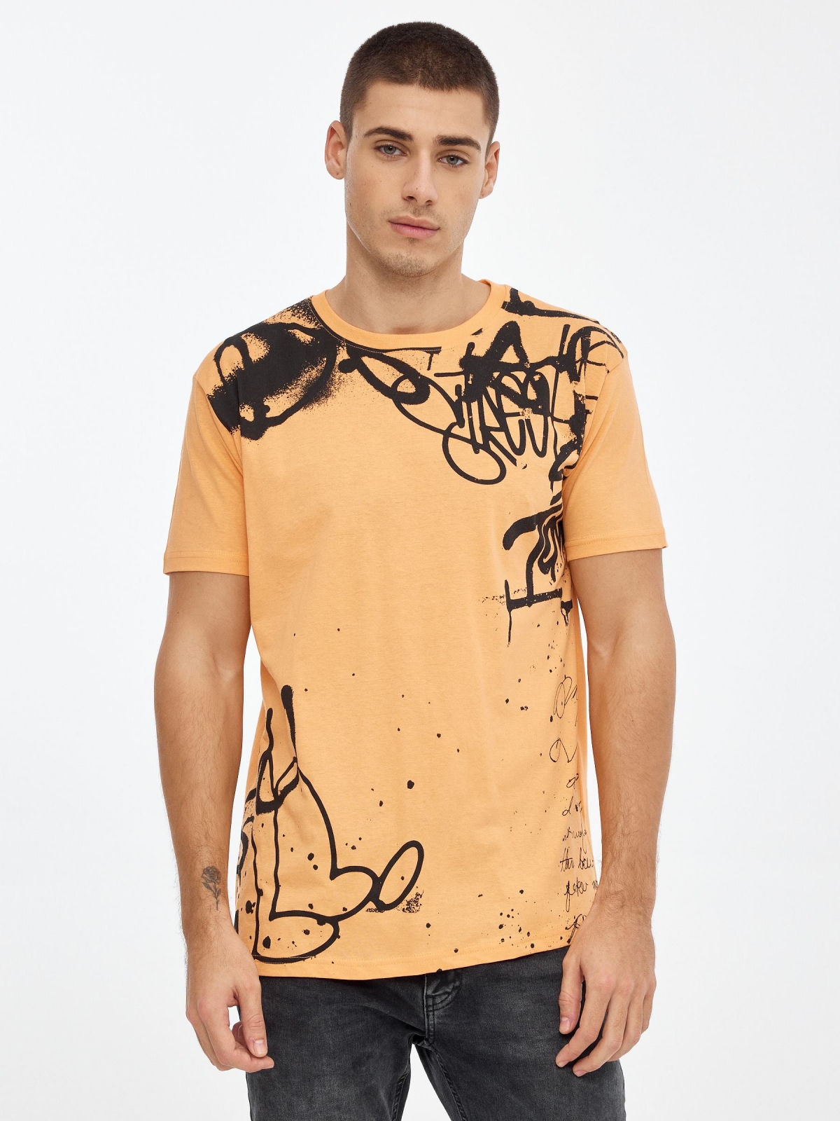 Camiseta estampado graffiti salmón vista media frontal