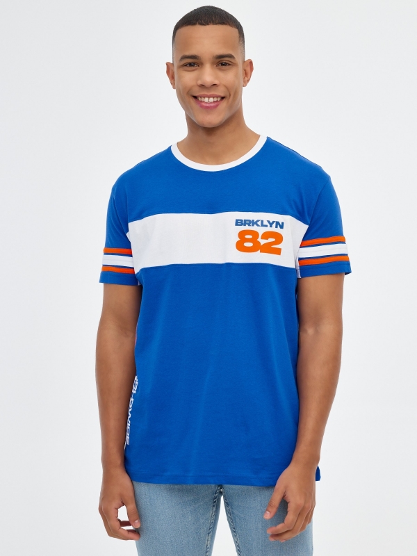 Camiseta deportiva azul eléctrico vista media frontal
