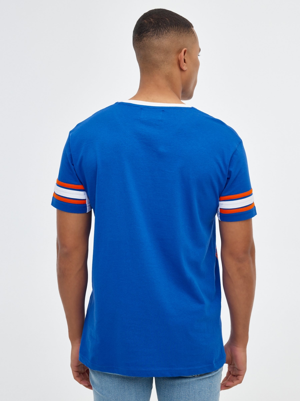 Camiseta deportiva azul eléctrico vista media trasera