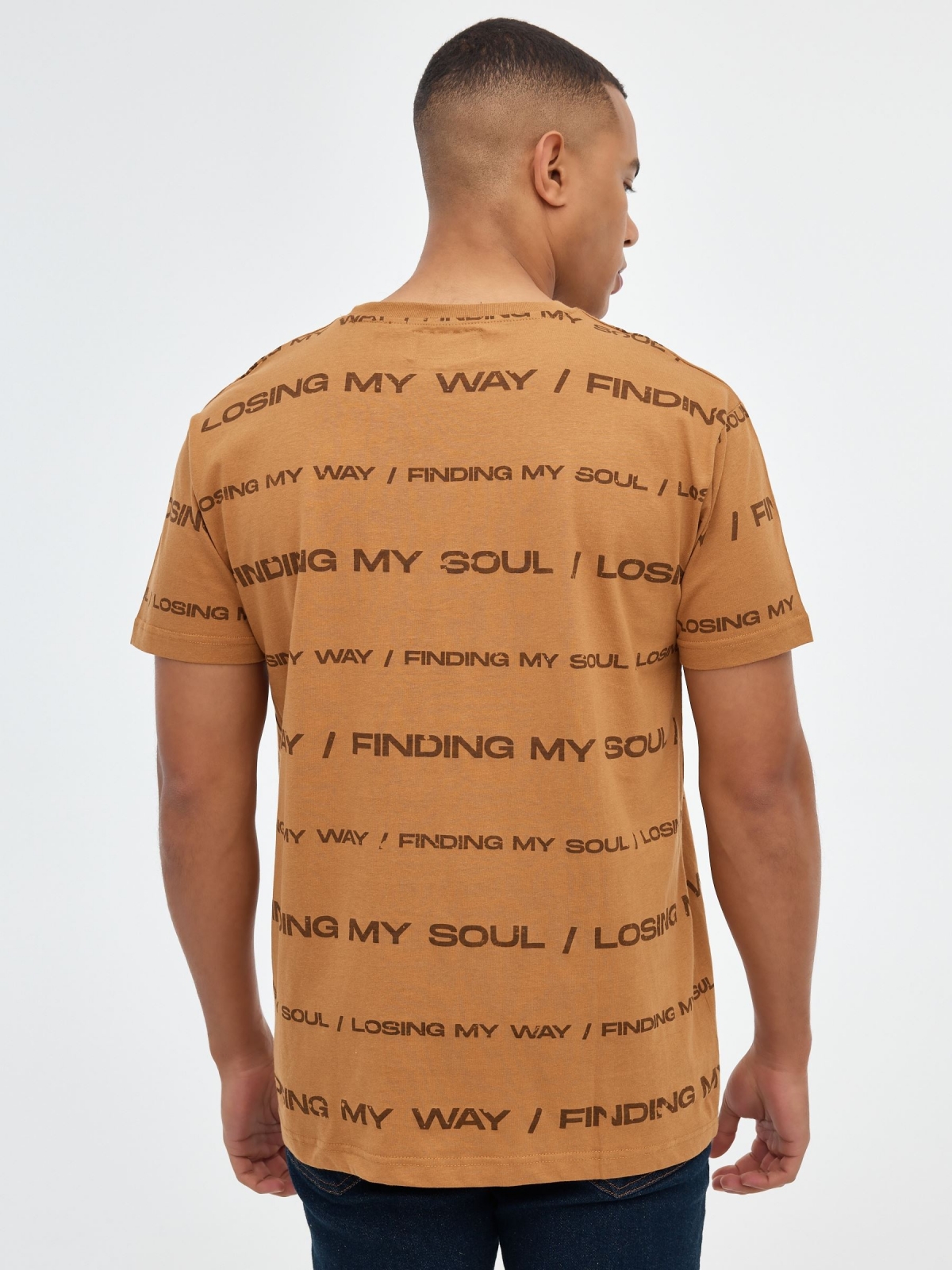 T-shirt palavras impressas marrom claro vista meia traseira