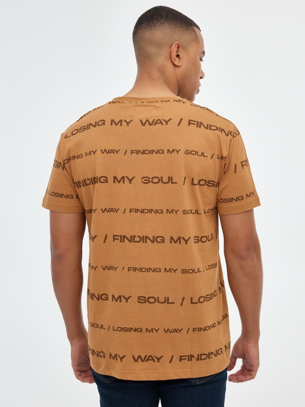 T-shirt palavras impressas marrom claro vista meia traseira