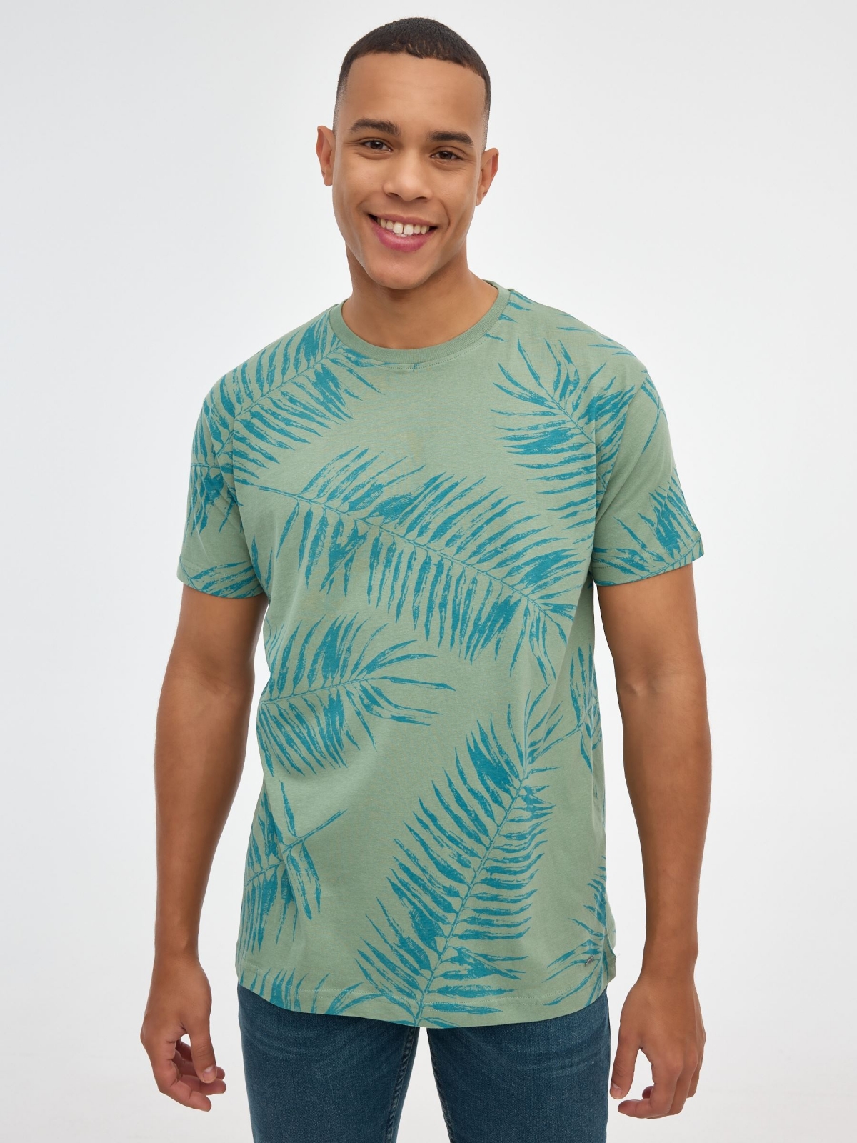 T-shirt com folhas de palma verde oliva vista meia frontal