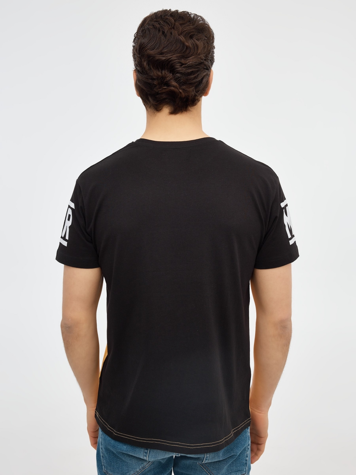 Camiseta color block gráfico negro vista media trasera