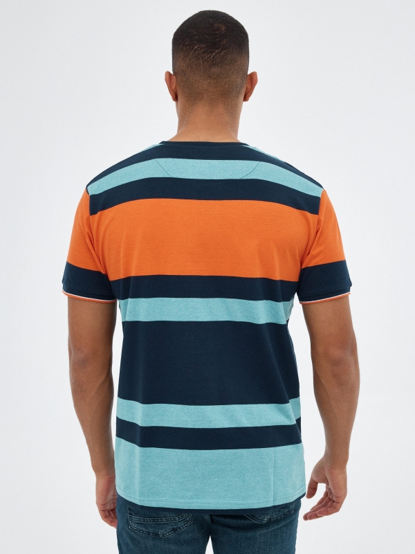 T-shirt listrada azul e laranja azul vista meia traseira