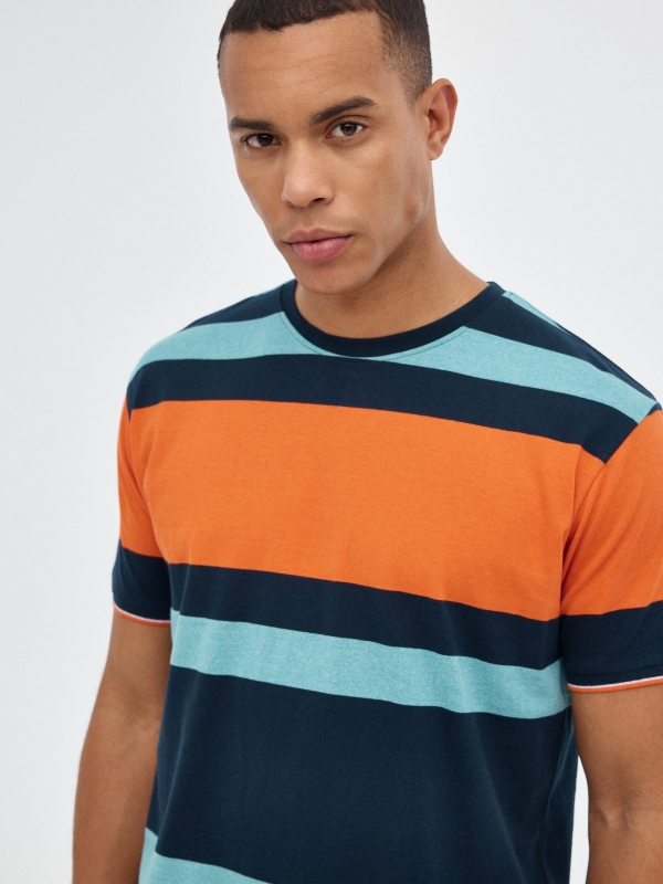 T-shirt listrada azul e laranja azul vista detalhe