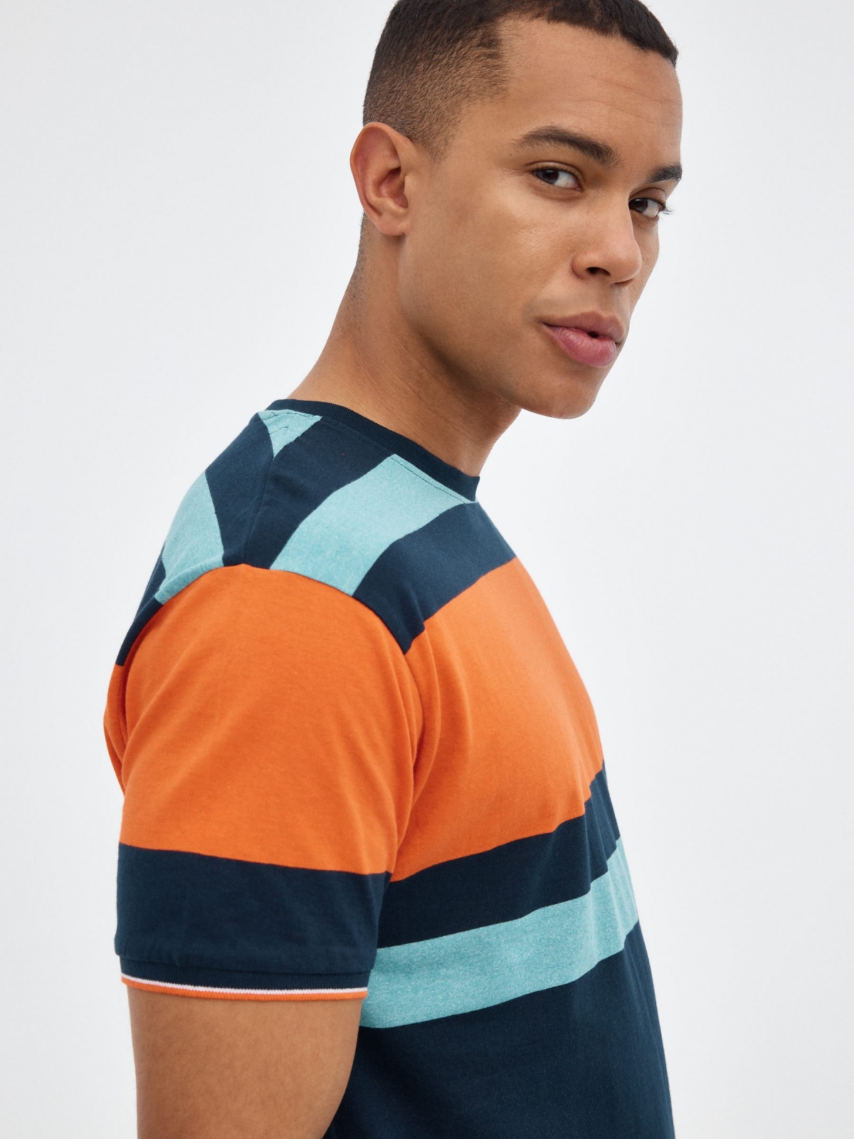 T-shirt listrada azul e laranja azul vista detalhe