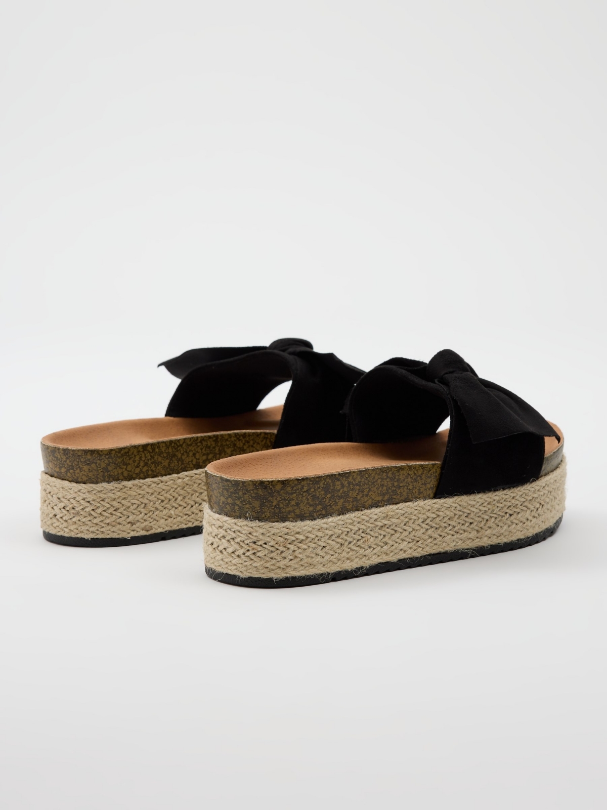 Sandalia de plataforma con nudo negro/beige vista trasera 45º