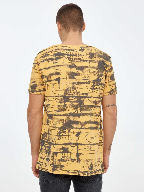 T-shirt de impressão total amarelo pastel vista meia traseira