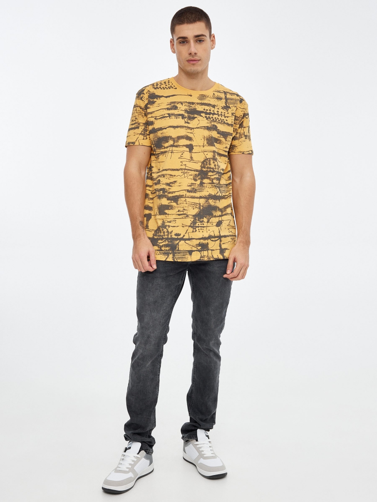 T-shirt de impressão total amarelo pastel vista geral frontal