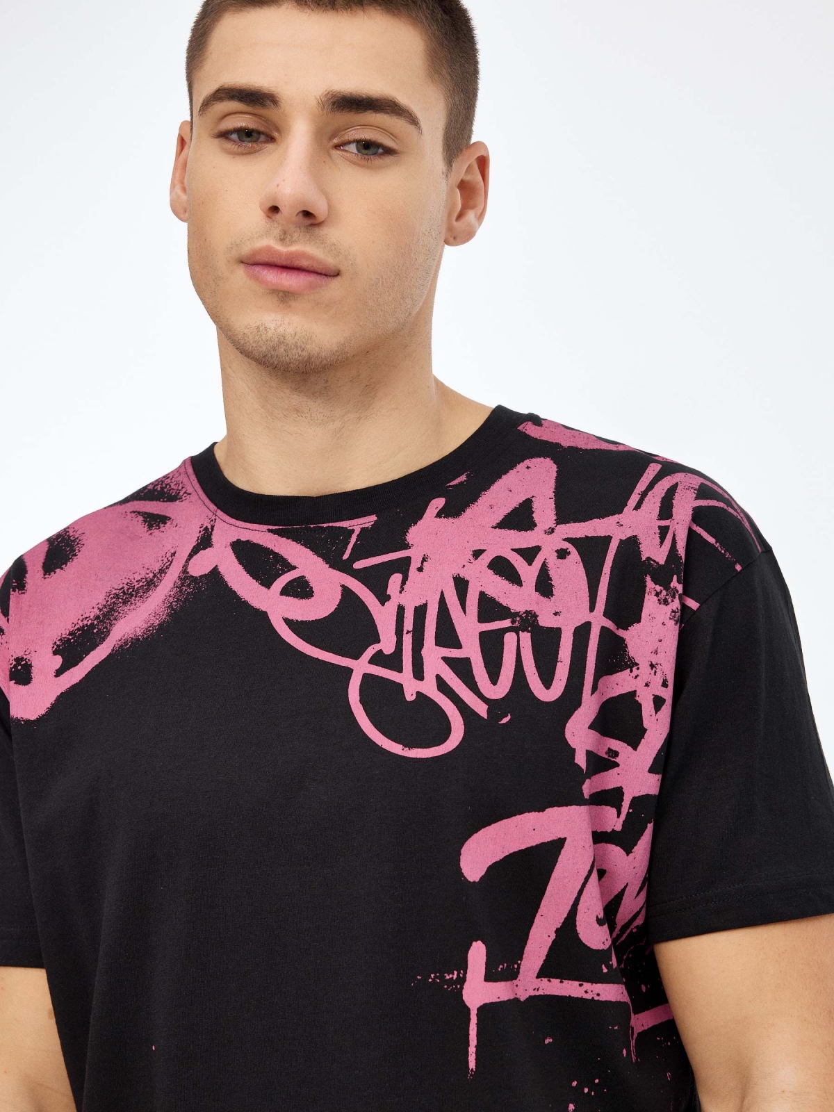 Camiseta estampado graffiti negro vista detalle