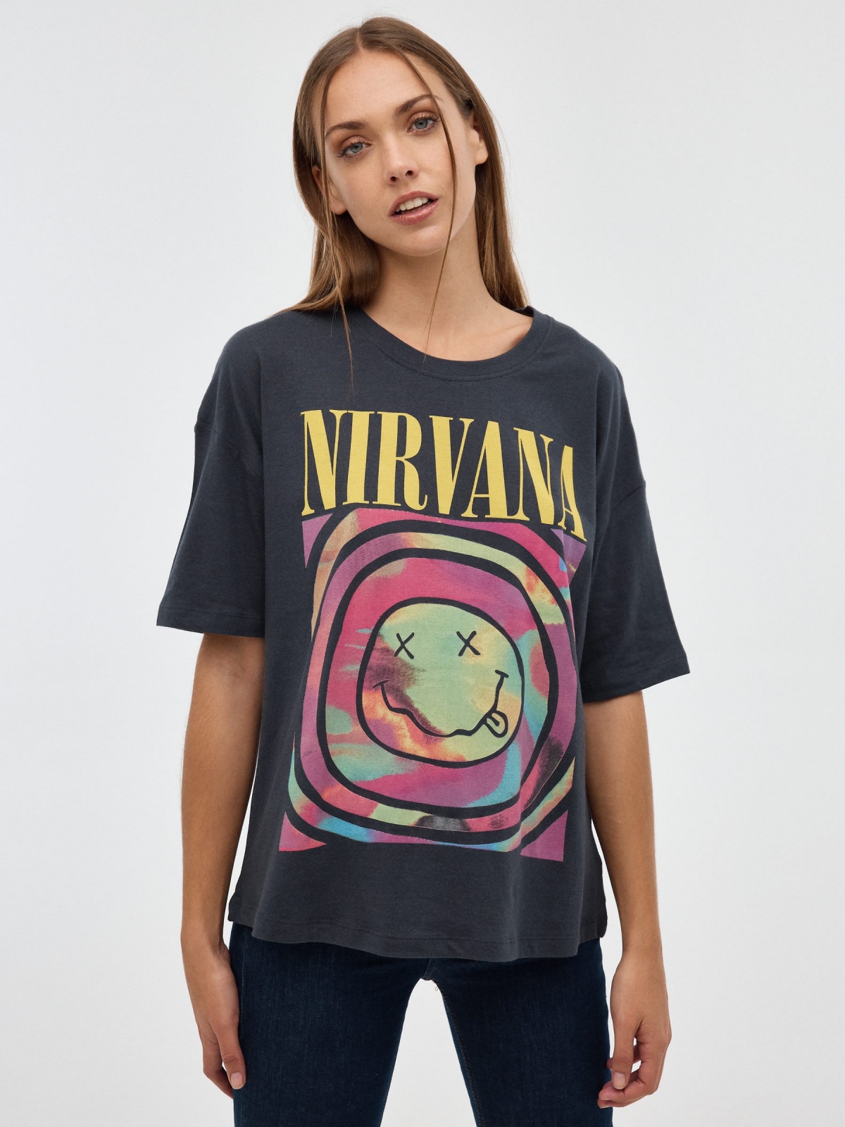 T-shirt Nirvana oversized cinza escuro vista meia frontal