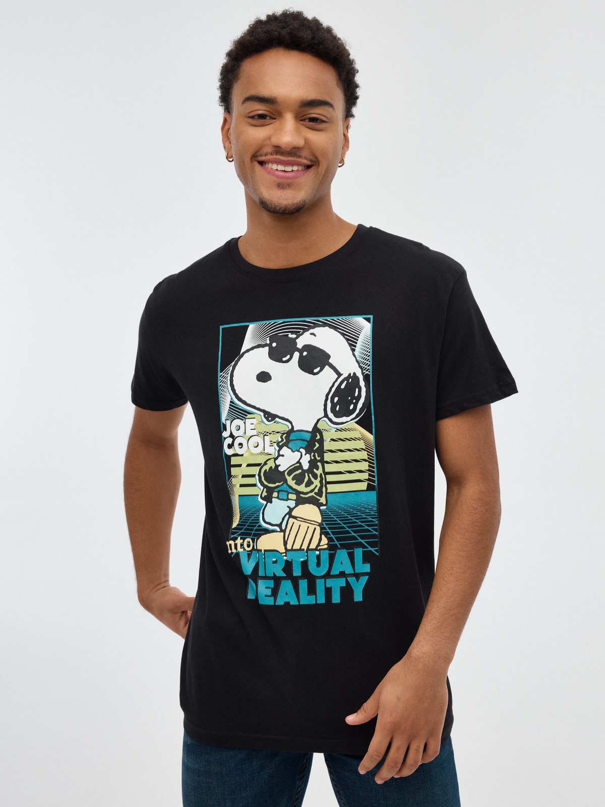 T-shirt Snoopy preto vista meia frontal