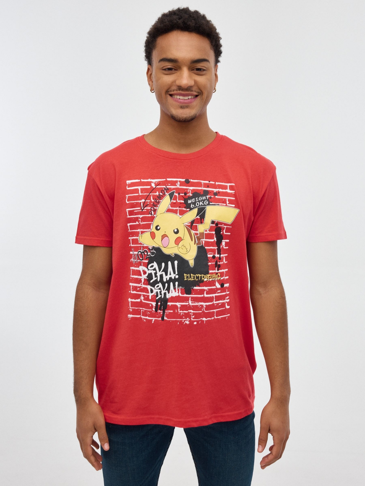 T-shirt de Pokemon vermelho vista meia frontal