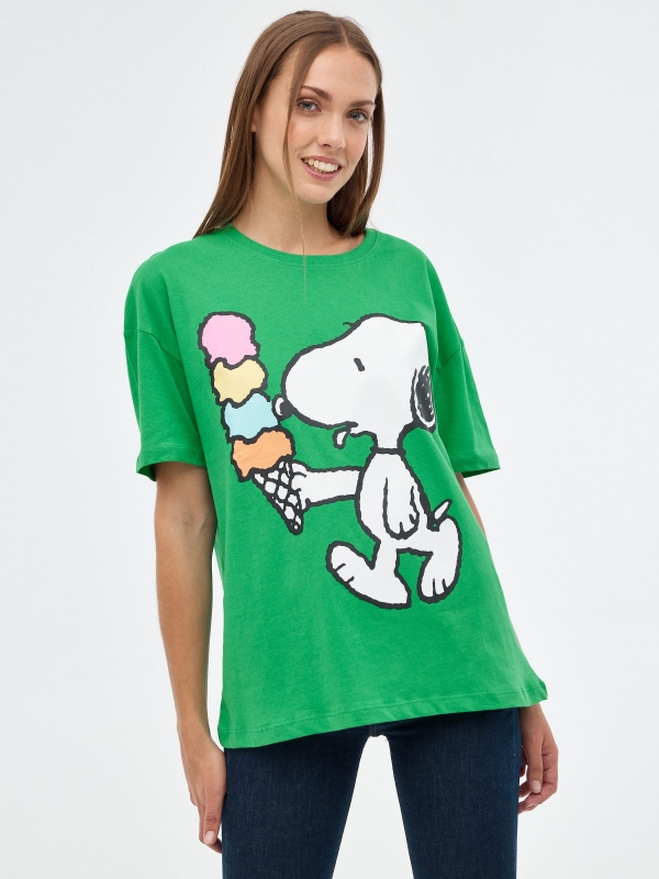 T-shirt oversize Snoopy verde vista meia frontal