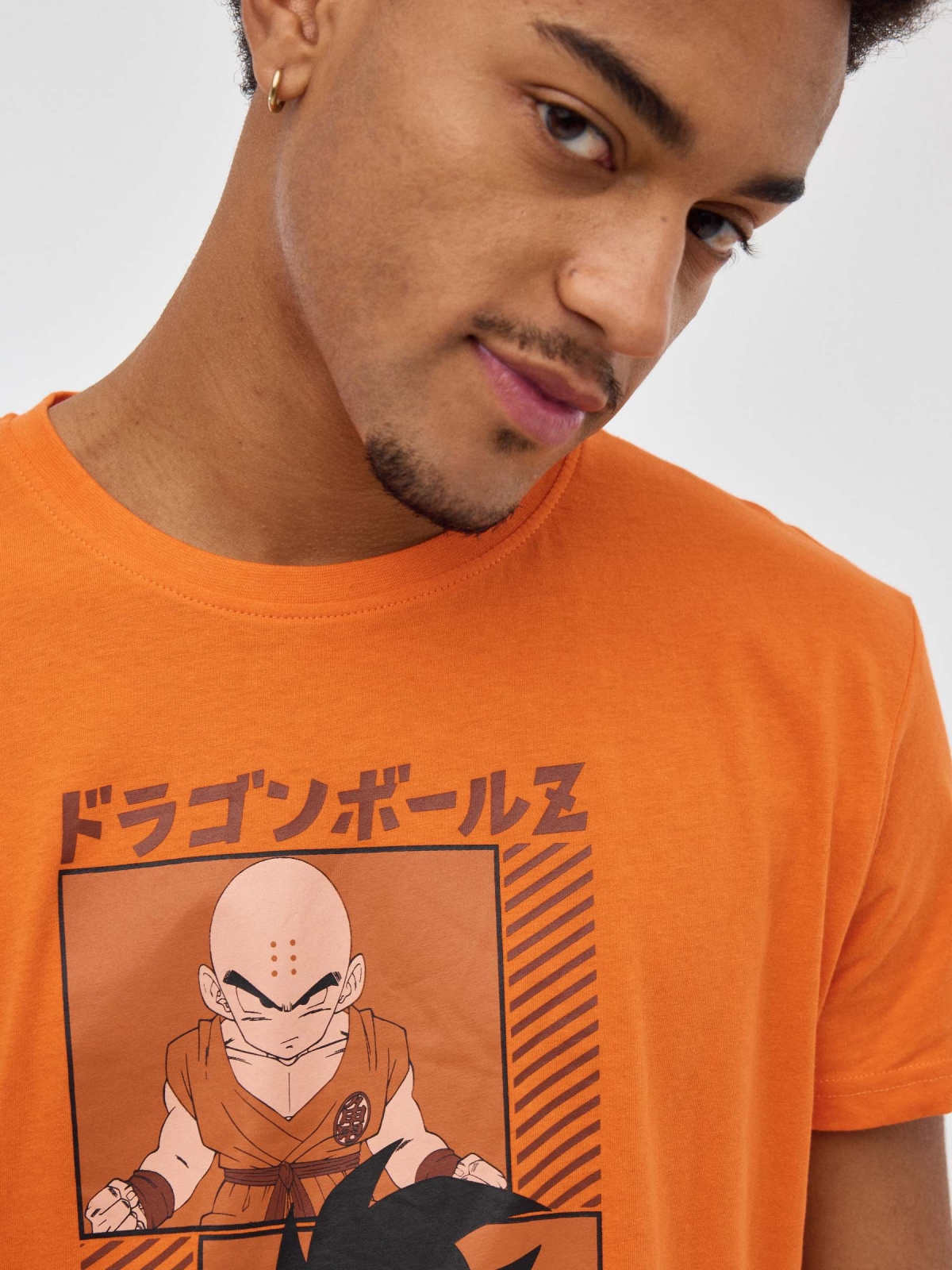 Camiseta naranja Dragon Ball naranja vista detalle
